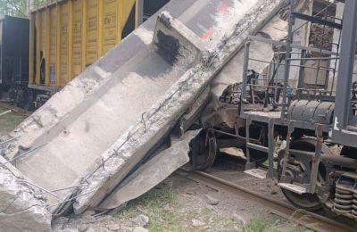 Авария в Чусовом: балка путепровода рухнула на поезд, движение задержано